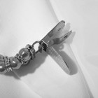 Зажим для кардигана «Грация», бело-серый в серебре - Фото 4