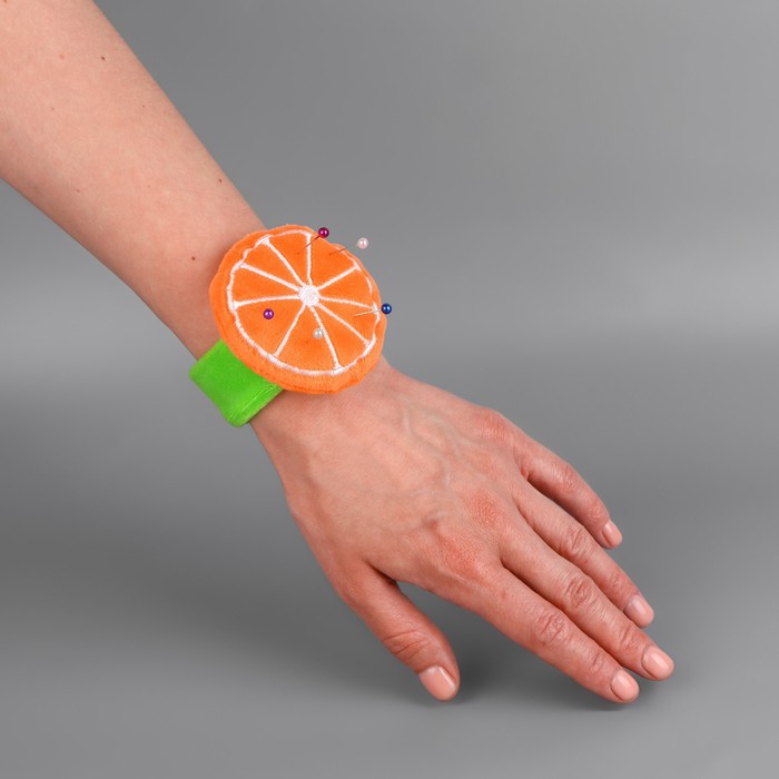 Игольница на браслете «Апельсин», 23 × 7 см, цвет зелёный