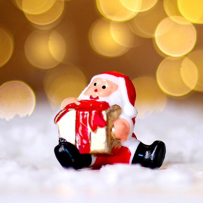 Миниатюра кукольная «Дед Мороз с большим подарком», набор 2 шт., размер 1 шт. — 3,4 × 3,7 см - фото 1907789361