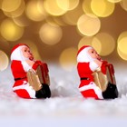 Миниатюра кукольная «Дед Мороз с большим подарком», набор 2 шт., размер 1 шт. — 3,4 × 3,7 см - фото 7155526