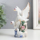 Сувенир керамика "Семейство лебедей, с цветком" 17 см - фото 3108813