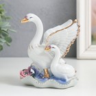 Сувенир керамика "Лебедь с малышом, с розами" 11 см - фото 319679043