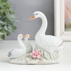 Сувенир керамика "Лебедь с детками на полянке" 10 см