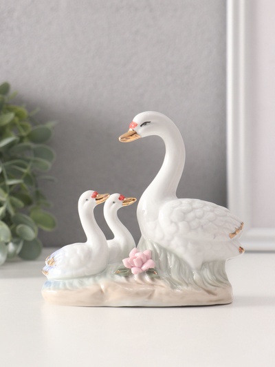Фигурка керамика «Лебедь с детками на полянке», 10 см