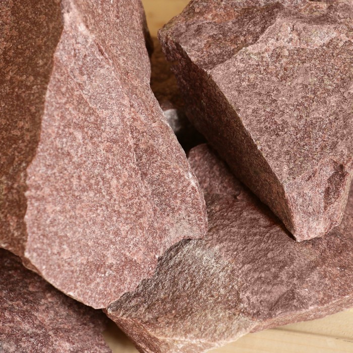 Камень для бани Кварцит малиновый колотый 20 кг коробка
