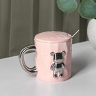 Кружка керамическая с ложкой «Стильный мишка», 320 мл, цвет розовый - фото 1083349