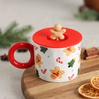 Кружка керамическая с силиконовой крышкой Доляна «Пряничный человек», 350 мл, цвет красный - фото 24254384