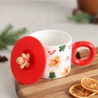 Кружка керамическая с силиконовой крышкой Доляна «Пряничный человек», 350 мл, цвет красный - фото 24254385