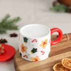 Кружка керамическая с силиконовой крышкой Доляна «Пряничный человек», 350 мл, цвет красный - фото 24254386