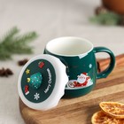 Кружка керамическая с силиконовой крышкой Доляна «Дед Мороз», 380 мл, цвет зелёный - фото 22641686