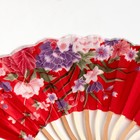 Веер бамбук, текстиль h=21 см изгиб, с кистью "Цветы" в коробке, красный - фото 7127458