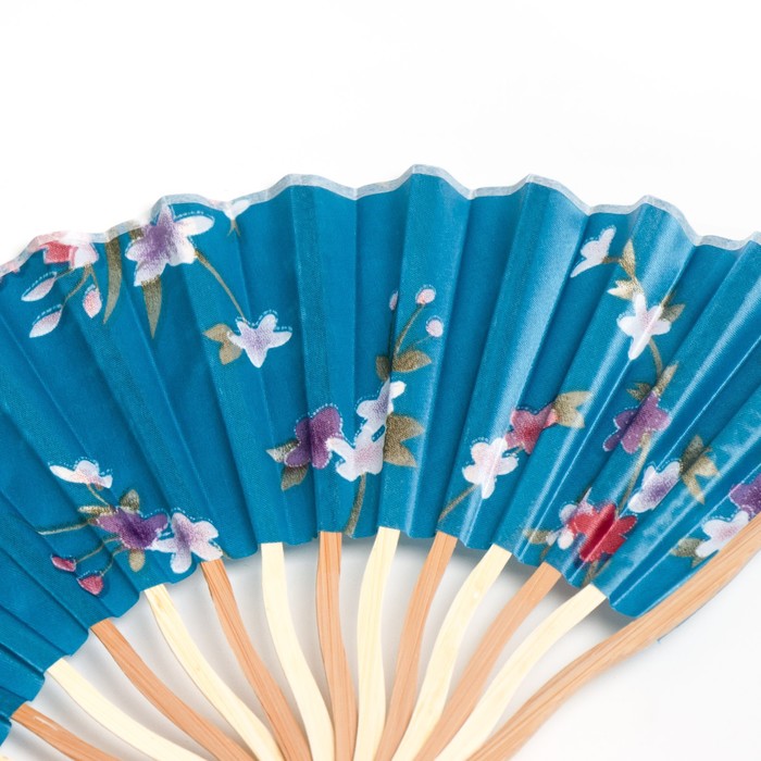 Веер бамбук, текстиль h=21 см изгиб, с кистью "Цветы" в коробке, голубой - фото 1907799014