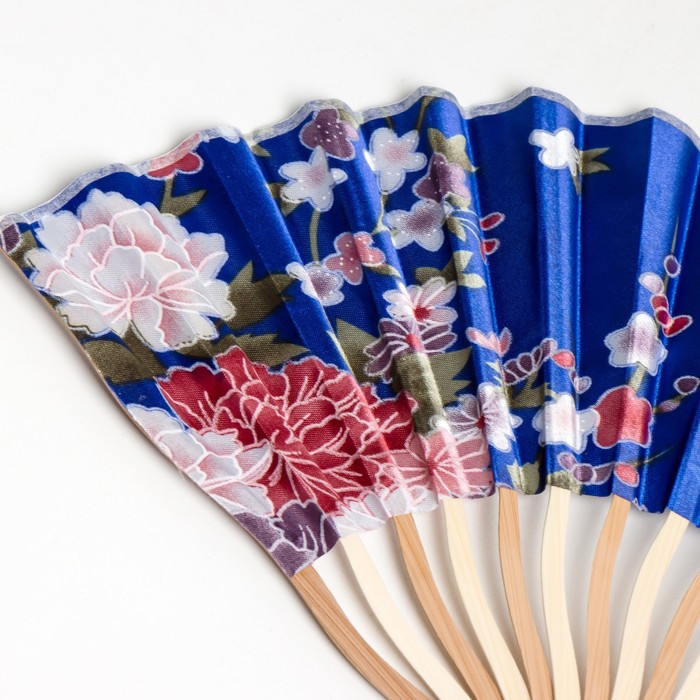 Веер бамбук, текстиль h=21 см изгиб, с кистью "Цветы" в коробке, синий - фото 1907799029