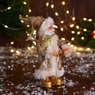 Дед Мороз "В колпаке, с подарком " 17 см, золото - Фото 2