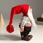 Кукла интерьерная "Дед Мороз в красном колпаке и вязанном свитером в узорах" 29 см - Фото 2