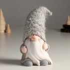 Сувенир керамика "Гном со снежинкой на колпаке, в сером" 9,7х8х16,2 см - фото 3123279