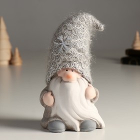 Сувенир керамика "Гном со снежинкой на колпаке, в сером" 9,7х8х16,2 см