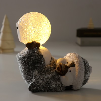 Сувенир керамика свет "Пингвин в новогоднем колпаке, с большим снежком" 12,6х8,3х8,6 см