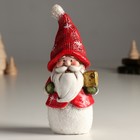 Сувенир полистоун "Дед Мороз в красном наряде с подарком" 8,5х7,5х19,2 см - фото 319933447