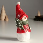 Сувенир полистоун "Снеговик в красном с зелёным шарфом, держит ёлку" 9,3х8,2х18,7 см - Фото 2