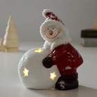 Сувенир керамика свет "Снеговик в красном пуховике со снежным шаром" 10,8х8х13,7 см - фото 9792442