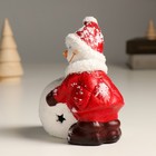 Сувенир керамика свет "Снеговик в красном пуховике со снежным шаром" 10,8х8х13,7 см - фото 9792444