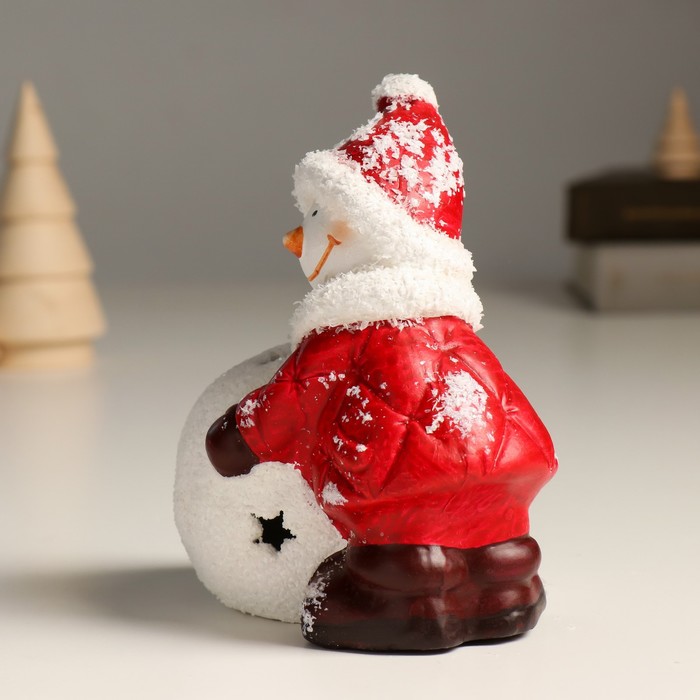 Сувенир керамика свет "Снеговик в красном пуховике со снежным шаром" 10,8х8х13,7 см - фото 1907802849