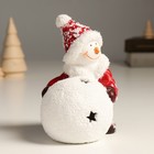 Сувенир керамика свет "Снеговик в красном пуховике со снежным шаром" 10,8х8х13,7 см - Фото 5