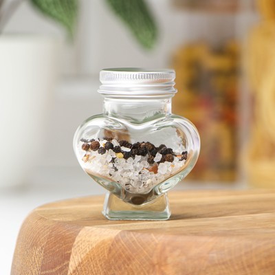 УЦЕНКА Баночка стеклянная для специй с пластиковой крышкой «Сердце», 60 мл, 6×3,9×7,5 см