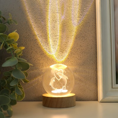 Световая фигурка стекло «Шар. Голограмма: Два дельфина», d=6 см, подставка дерево, USB, 6.5×6.5×7.5 см