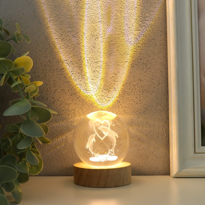 Световая фигурка стекло «Шар. Голограмма: Два дельфина», d=6 см, подставка дерево, USB, 6.5×6.5×7.5 см - Фото 1