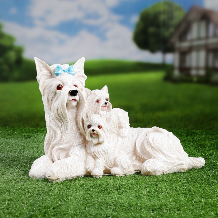 Садовая фигура "Терьер с щенками" белая, 17х20х32см