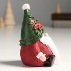 Сувенир полистоун "Дед Мороз в колпаке с пуансеттией, с подарком" 8,5х7,5х12 см - фото 10925677