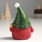 Сувенир полистоун "Дед Мороз в колпаке с пуансеттией, с подарком" 8,5х7,5х12 см - фото 10925678