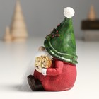 Сувенир полистоун "Дед Мороз в колпаке с пуансеттией, с подарком" 8,5х7,5х12 см - фото 10925679