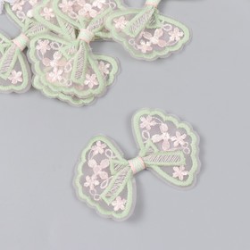 Декор для творчества текстиль вышивка "Бантик в цветочках зелёно-розовый" 7х5,5 см