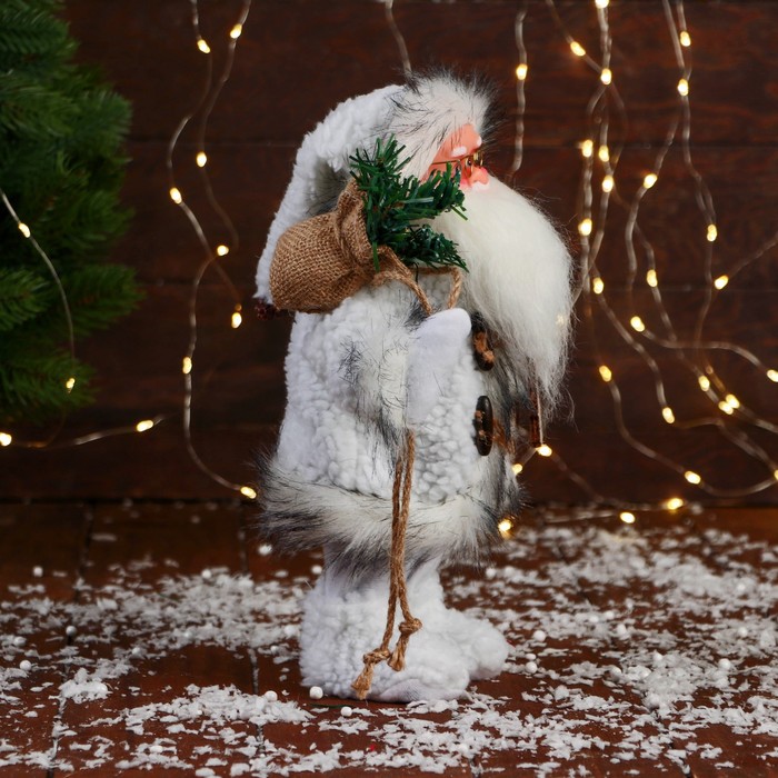 Дед Мороз "С кудрявой бородой, в меховом костюме" 28 см, белый