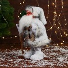 Дед Мороз "С кудрявой бородой, в меховом костюме" 28 см, белый - Фото 4