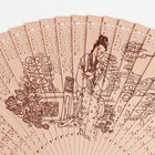 Веер дерево сандал "Китайские девушки играют на музыкальном инструменте" h=18 см - Фото 4
