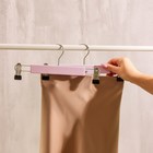 Вешалки для брюк и юбок LaDо́m Brillant, 28×12×2.8 см, 2 шт., деревянные, с зажимами, розовые - Фото 2