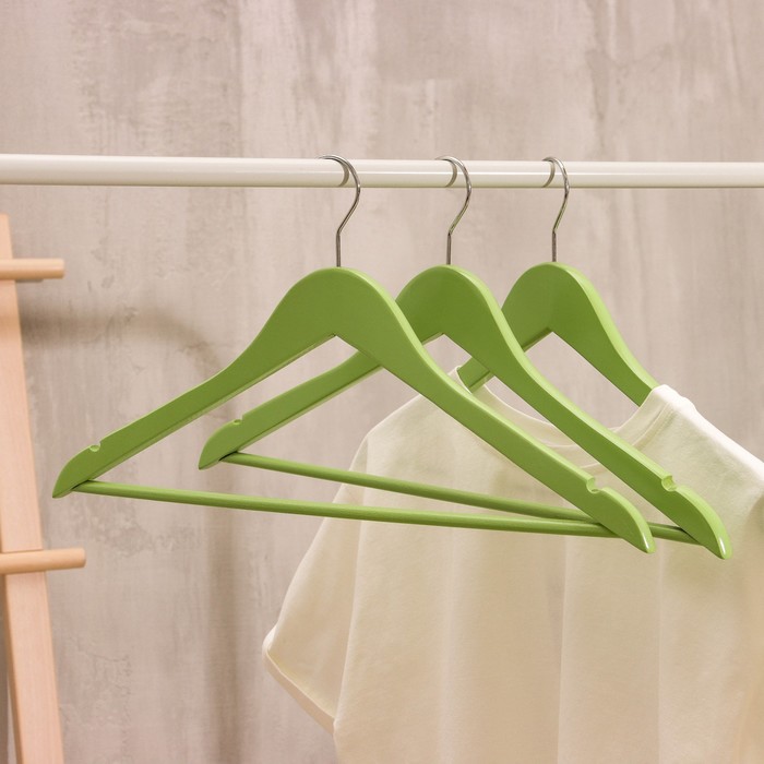 Вешалка-плечики деревянная для одежды «Тэри», 3 шт, 44,5×23×1,2 см, цвет зелёный