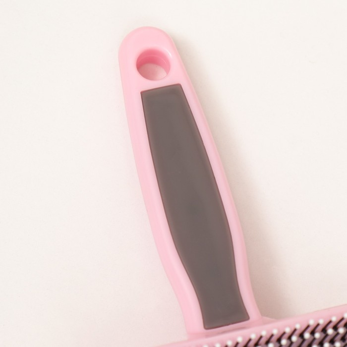 Пуходерка пластиковая мягкая с закругленными зубьями, средняя, 9 х 15,5 см, розовая с черным   96145