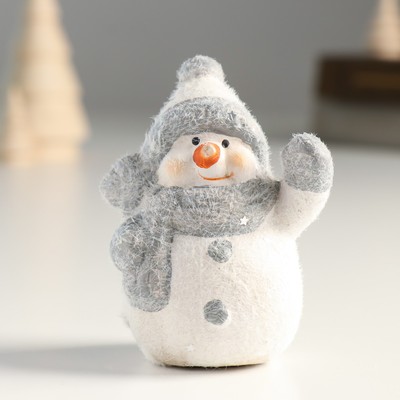 Фигурка керамика «Снеговик в шапочке и шарфе», 6.2×4.3×8.5 см