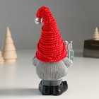 Сувенир полистоун "Дед Мороз в красном колпаке, с подарками и колокольчиком" 7х9х18 см - Фото 3