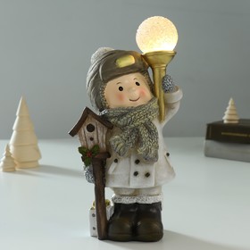 Сувенир полистоун свет "Мальчик в зимнем пальто, со скворечником и фонариком" 12х7,5х23,5 см   94915