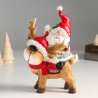 Сувенир полистоун "Дед Мороз верхом на олешке в красном колпаке и шарфике" 8х14х23 см - фото 319959490