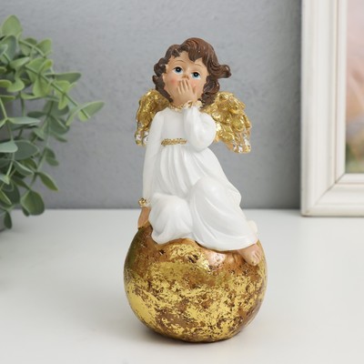 Сувенир полистоун "Ангелок в бежевом платье на шаре" золотые крылья 7х8х16 см