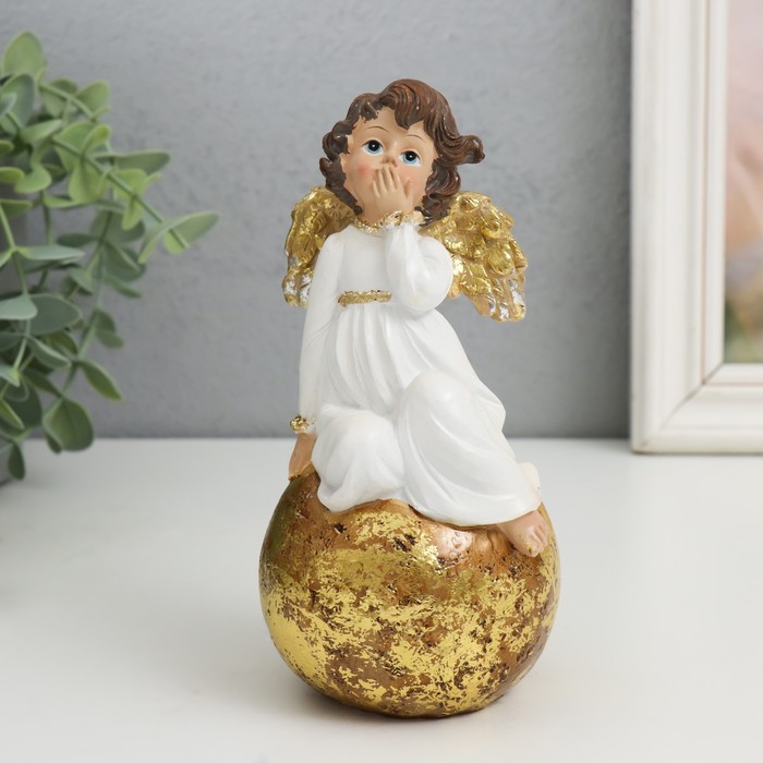 Сувенир полистоун "Ангелок в бежевом платье на шаре" золотые крылья 7х8х16 см - Фото 1
