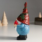 Сувенир полистоун "Дед Мороз в колпаке с ягодами, с птицей Северный кардинал" 9х9х18,8 см - Фото 4
