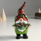 Сувенир полистоун "Дед Мороз в колпаке с ягодами, с шишками на листе" 9х9х18,8 см - фото 319959610